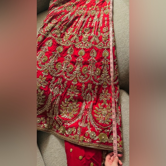 Pakistani/Indian Red lehnga choli bridal collection. Only wore once. - Picture 16 of 17